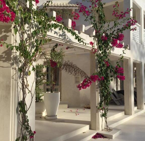 هتل The Villa Luxury Suites
