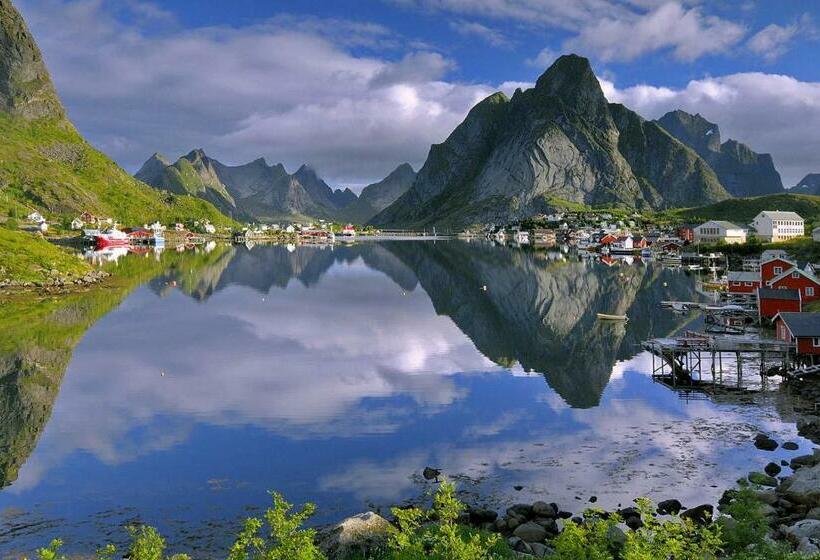 Reine Rorbuer   By Classic Norway Hotels