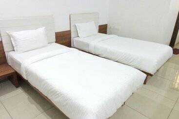 هتل Ashray Inn Express