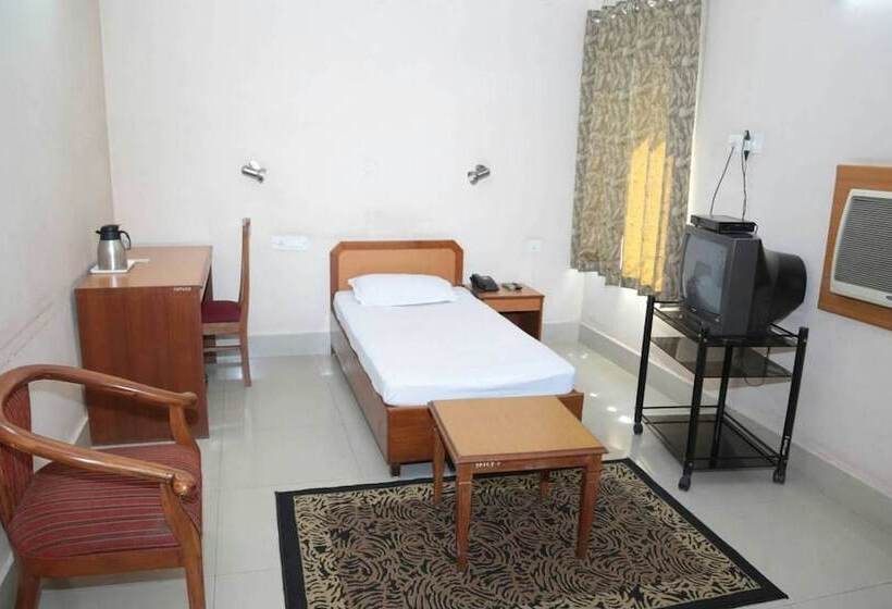 هتل Blue Triangle Family Hostel