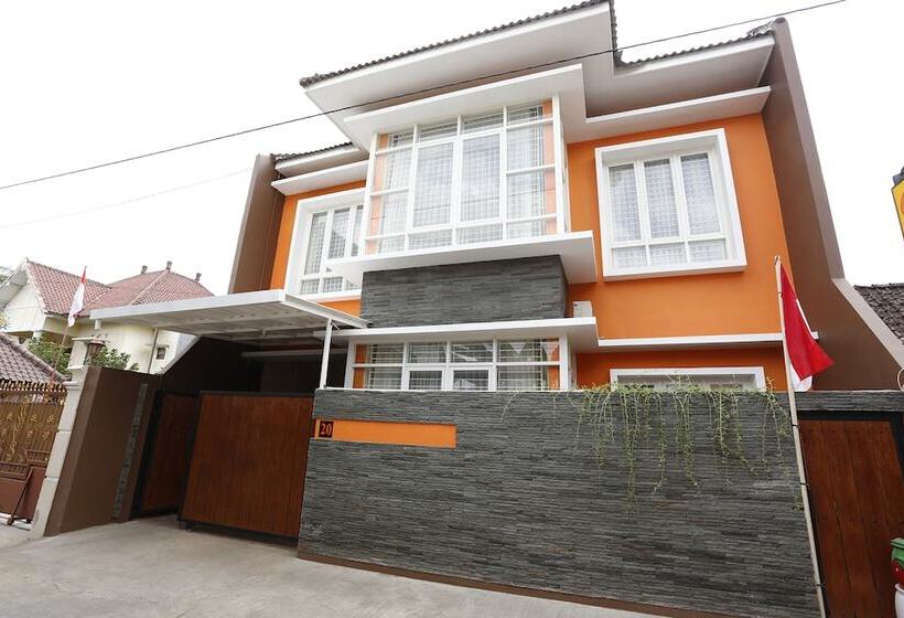 Отель Reddoorz @ Condong Catur 3