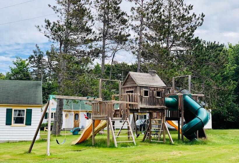 Green Gables Bungalow Court