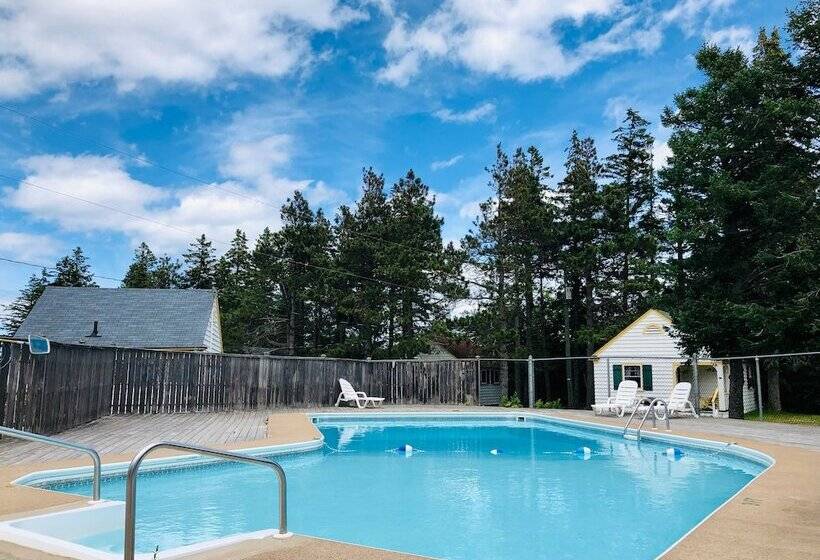 Green Gables Bungalow Court