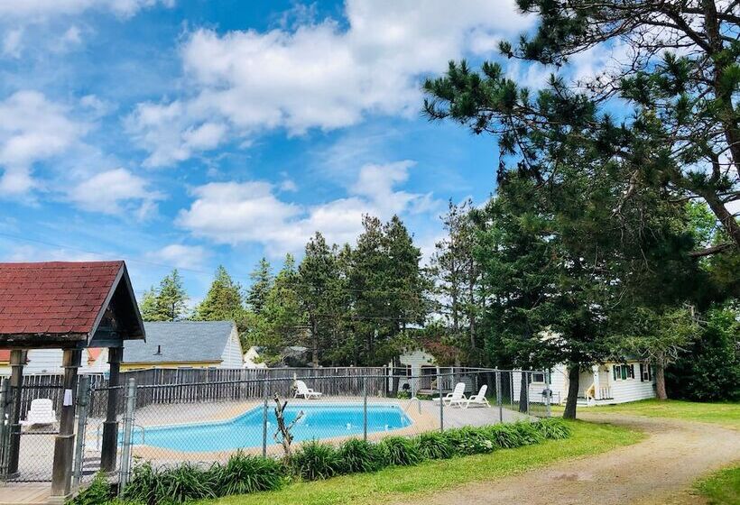 Green Gables Bungalow Court