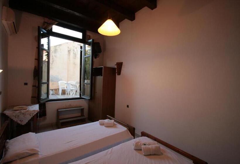 هتل Chania Rooms