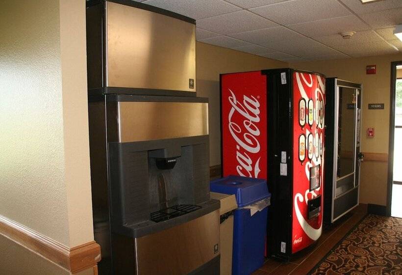 فندق Americinn By Wyndham Elkhorn Near Lake Geneva