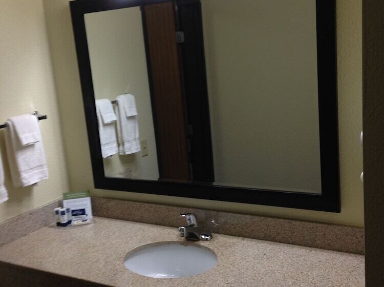 فندق Americinn By Wyndham Elkhorn Near Lake Geneva