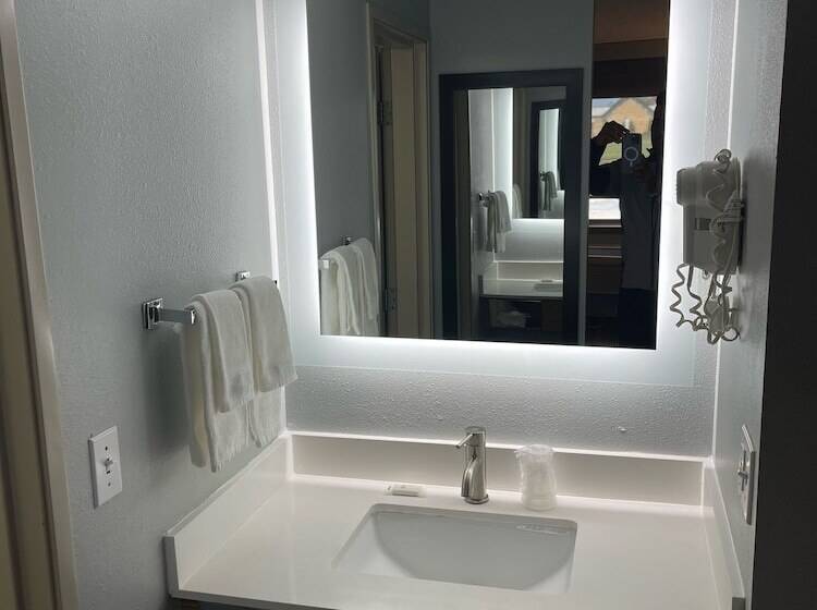 هتل Americinn By Wyndham Ladysmith