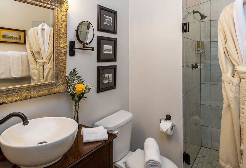 هتل Arsenic And Old Lace Bed & Breakfast Inn