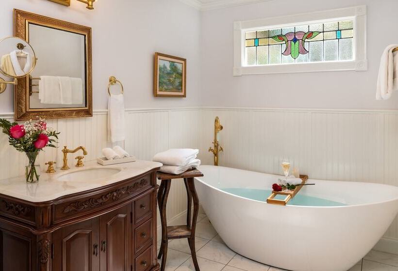 هتل Arsenic And Old Lace Bed & Breakfast Inn