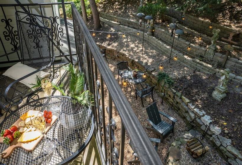 هتل Arsenic And Old Lace Bed & Breakfast Inn