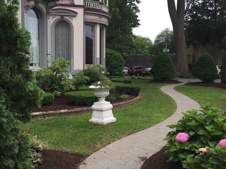 هتل Batcheller Mansion Inn