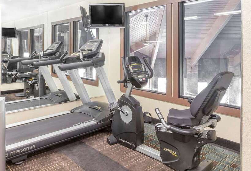 هتل Baymont By Wyndham Port Huron