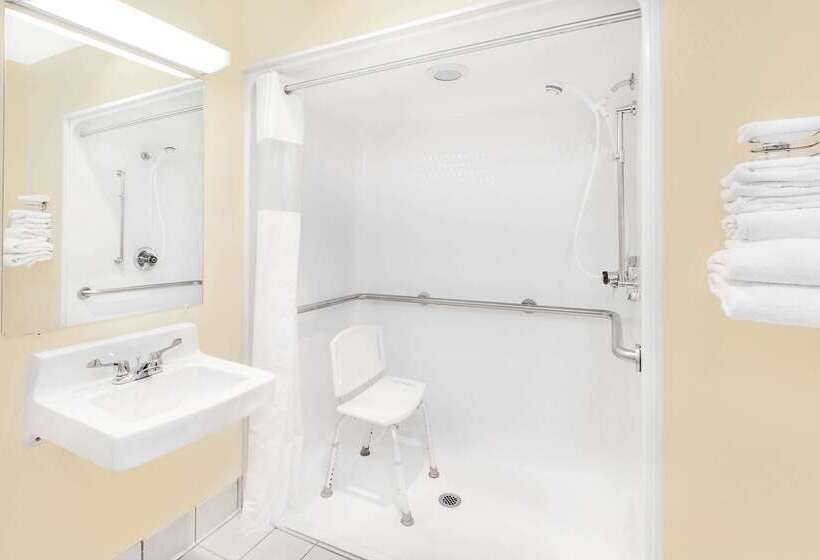 هتل Baymont By Wyndham Port Huron