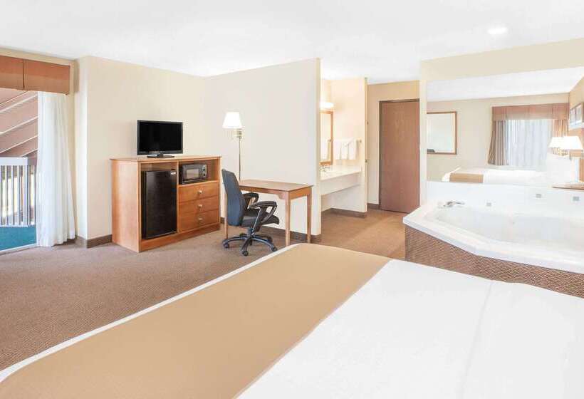 هتل Baymont By Wyndham Port Huron