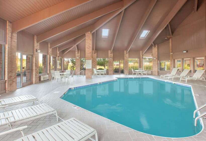 هتل Baymont By Wyndham Port Huron