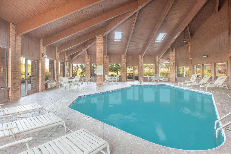 هتل Baymont By Wyndham Port Huron