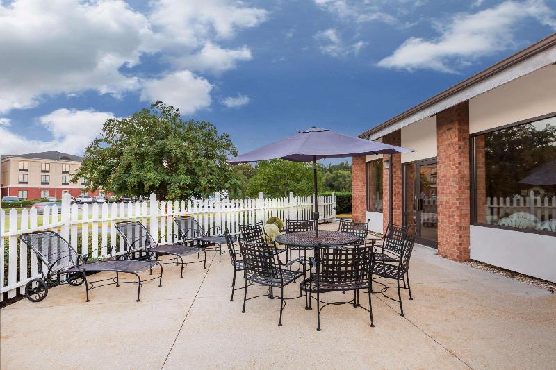 هتل Baymont By Wyndham Tupelo