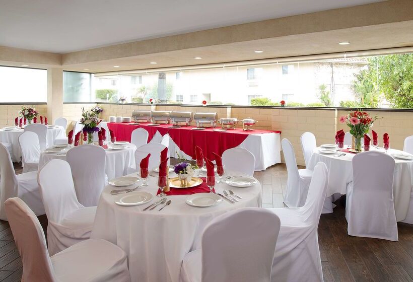 هتل Coast Burbank