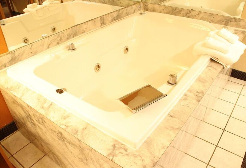 호텔 Days Inn By Wyndham Black River Falls Access To Atv Trail