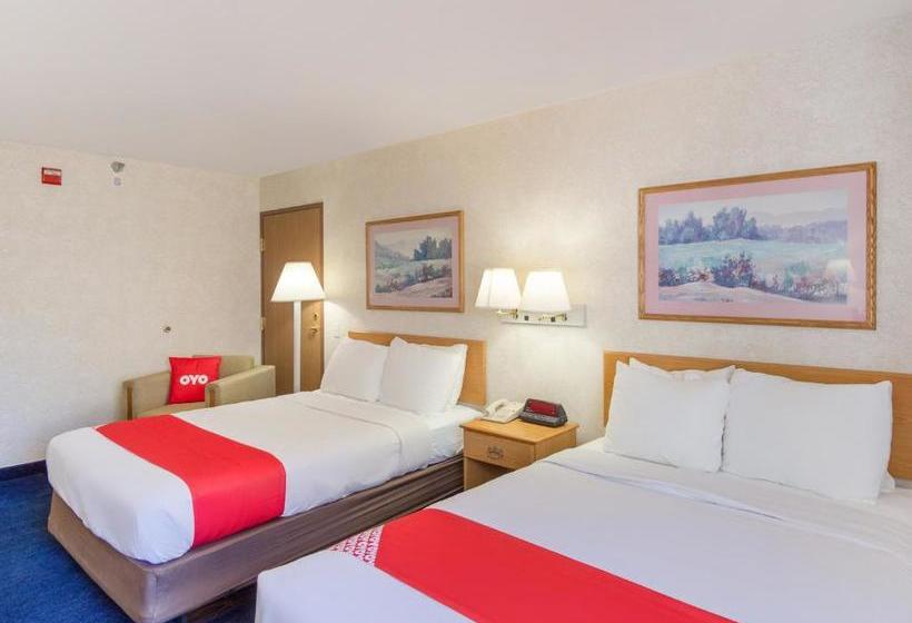 هتل Econo Lodge Inn & Suites Lake of the Ozarks