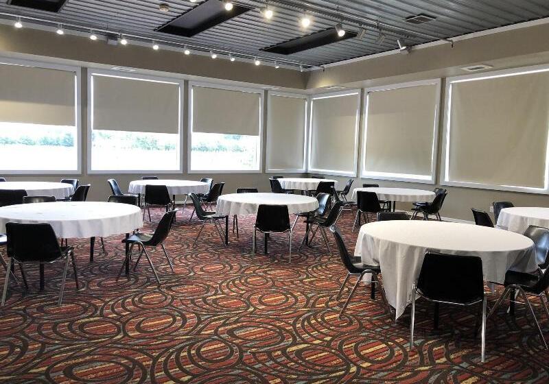 בית מלון כפרי Hometown Inn And Suites Belle Plaine
