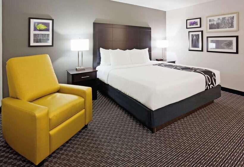 هتل La Quinta Inn By Wyndham Oshkosh