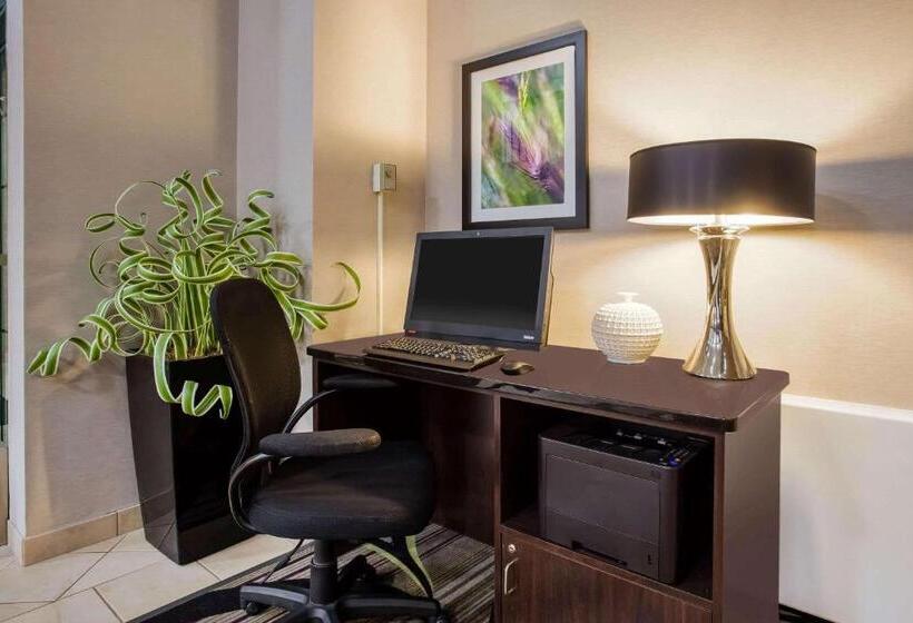 هتل La Quinta Inn By Wyndham Oshkosh