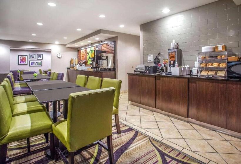 هتل La Quinta Inn By Wyndham Oshkosh