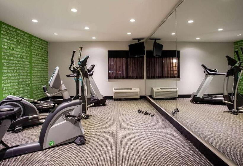 هتل La Quinta Inn By Wyndham Oshkosh