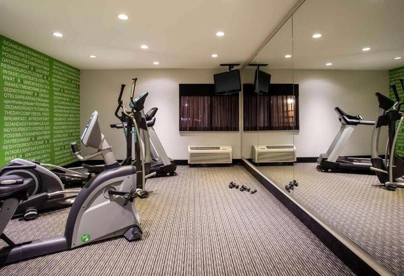 هتل La Quinta Inn By Wyndham Oshkosh