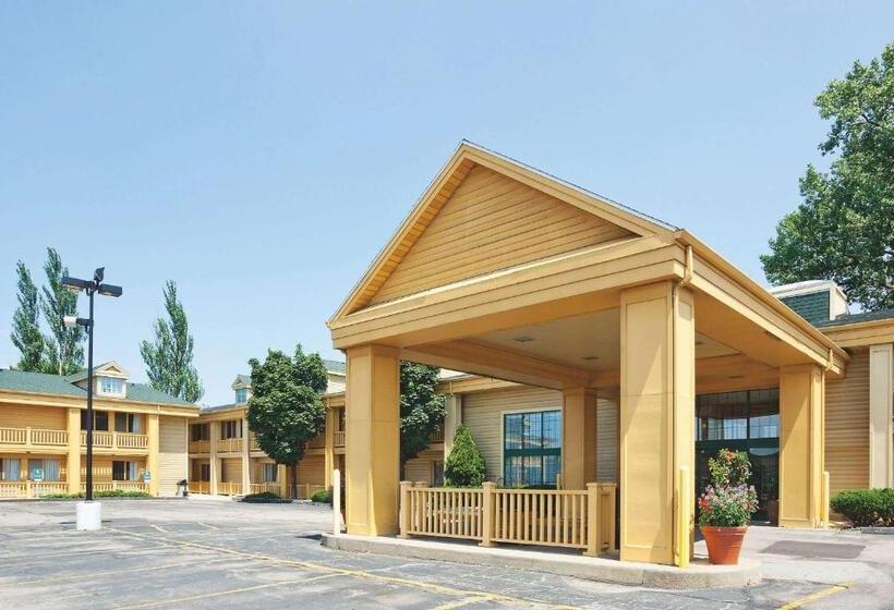 هتل La Quinta Inn By Wyndham Oshkosh