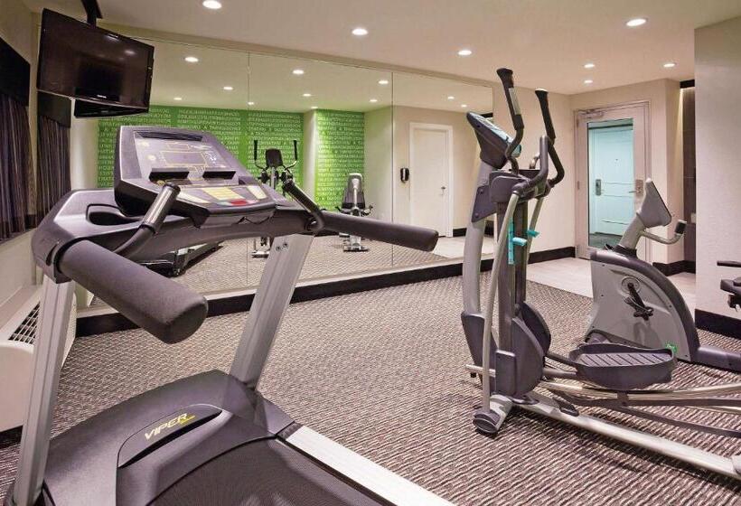 هتل La Quinta Inn By Wyndham Oshkosh