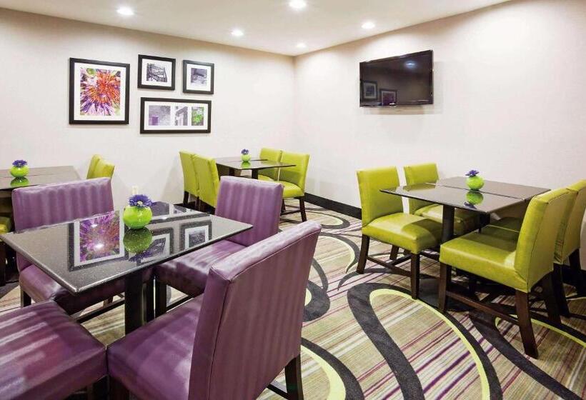 هتل La Quinta Inn By Wyndham Oshkosh