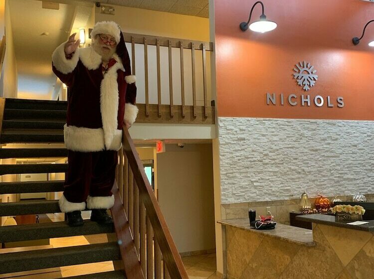 ホテル Nichols Inn & Suites