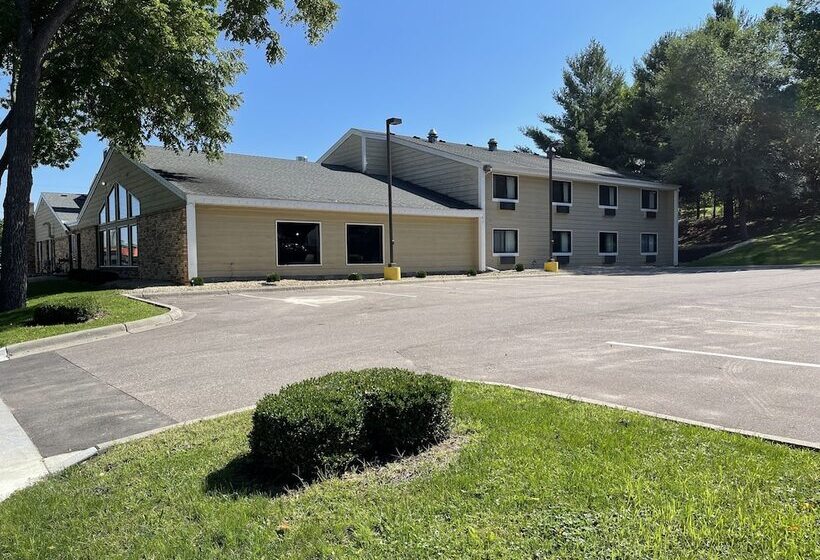 هتل Nichols Inn & Suites