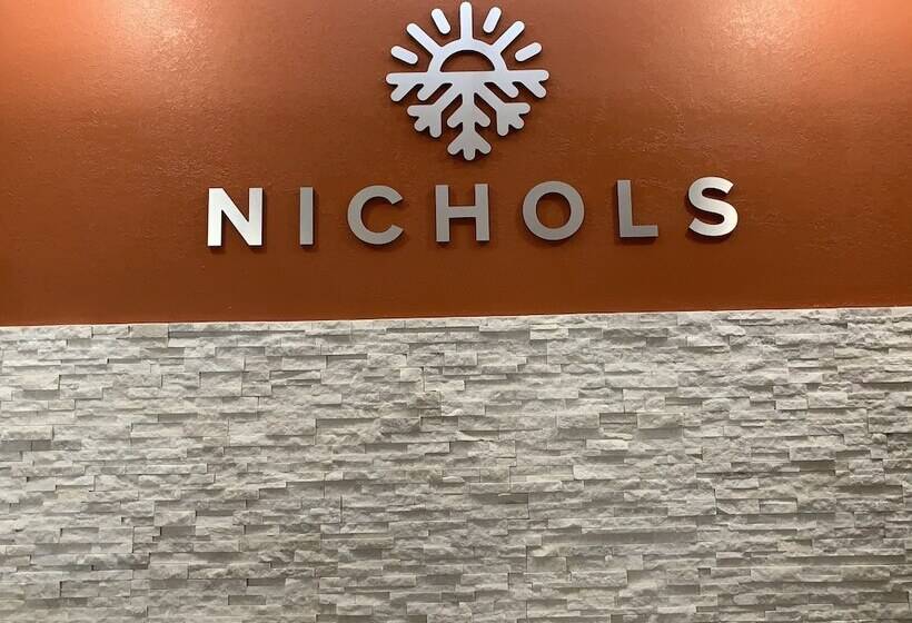 ホテル Nichols Inn & Suites