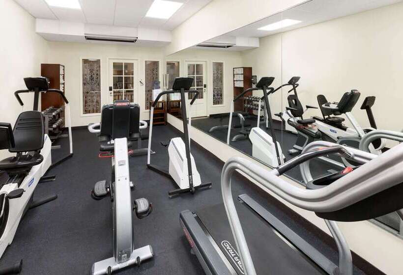 فندق Wyndham Garden Baronne Plaza