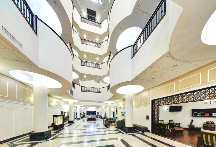 فندق Wyndham Garden Baronne Plaza