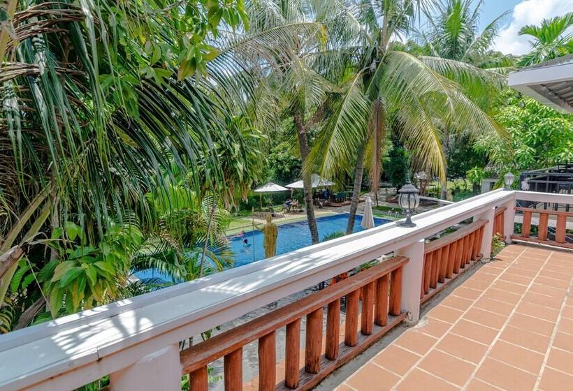 הוסטל Samathi Lake Resort