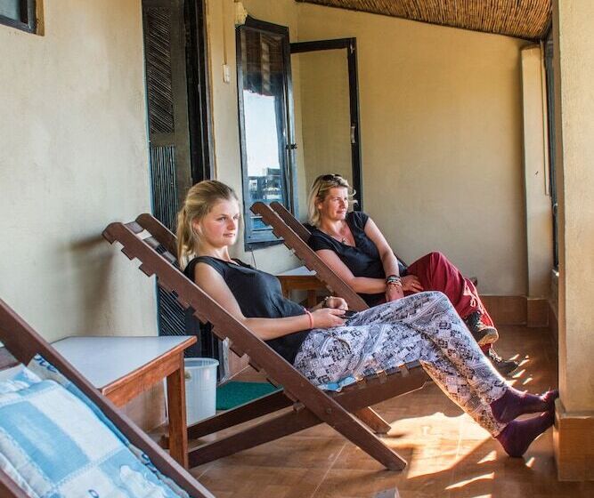 هتل Chitwan Tiger Camp