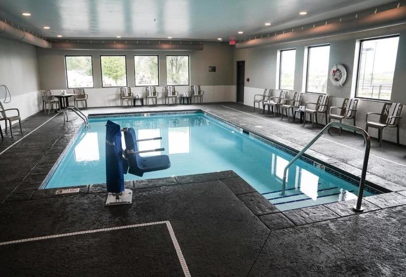 هتل Brookstone Inn & Suites