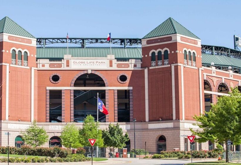 בית מלון כפרי Baymont By Wyndham Arlington At Six Flags Dr