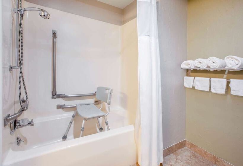 هتل Baymont By Wyndham Grand Rapids Airport