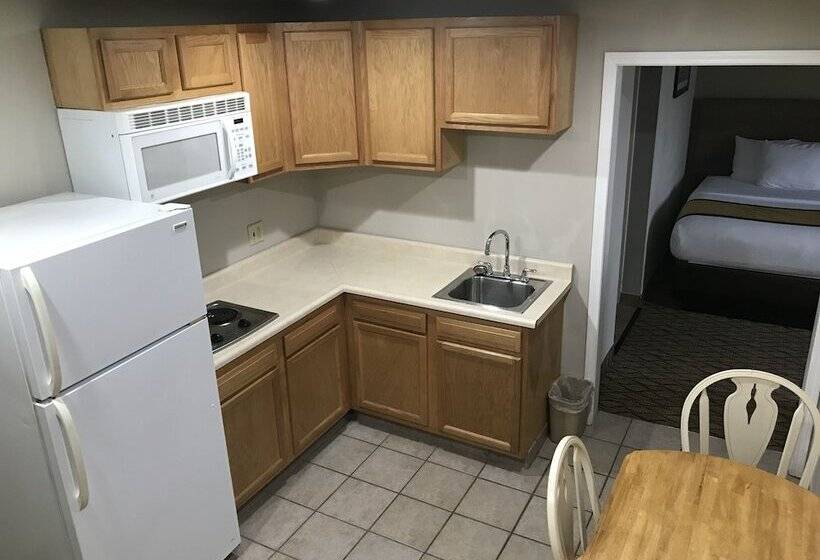 هتل Baymont By Wyndham Grand Rapids Airport