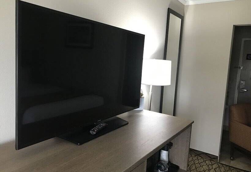 فندق Baymont By Wyndham Grand Rapids Airport