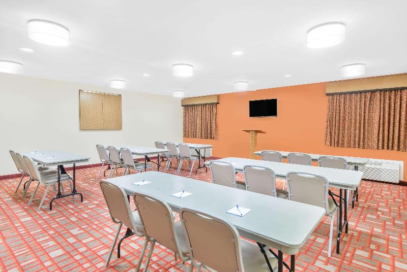 هتل Baymont By Wyndham Springfield South Hwy 65
