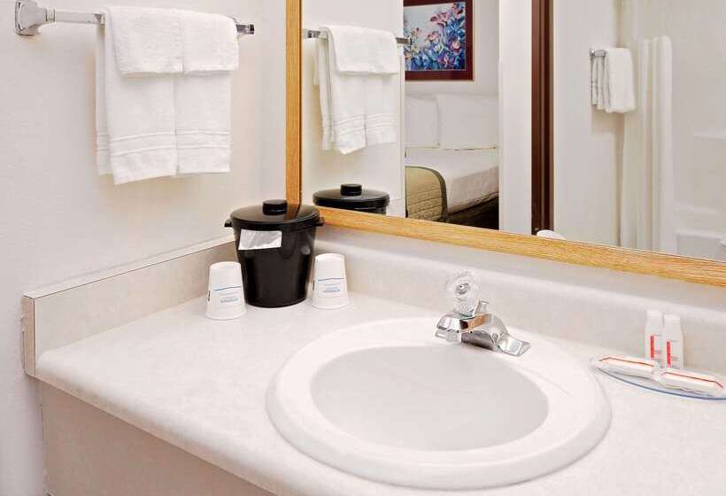 בית מלון כפרי Baymont By Wyndham St. Joseph/stevensville