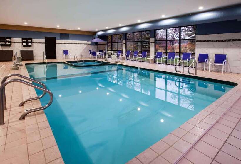 هتل Baymont By Wyndham Traverse City