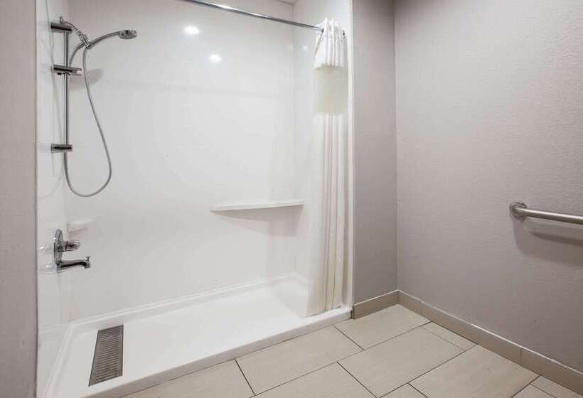 هتل Baymont By Wyndham Traverse City